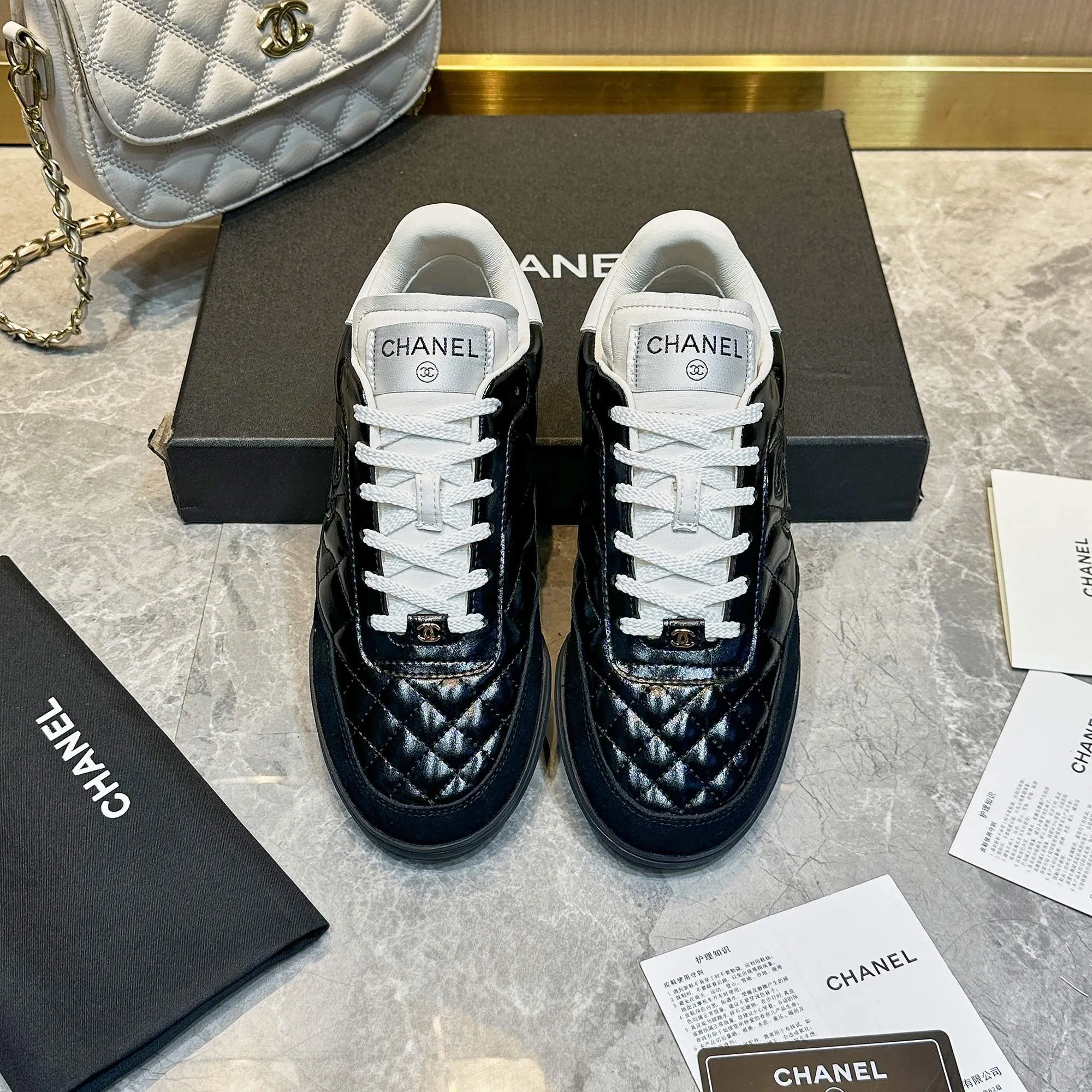 👟👟Ex-factory price 560👟👟 Chanel Chanel - 2024 counter top casual sports shoes This classic design; the upper is electro-embroidered with a variety of techniques; the outsole is fashionable and sporty; it is unusual to incorporate a variety of color matching elements... The diversified mix and match is very beautiful and versatile, casual, fashionable, sports and outdoor can be taken into account... ꫛꫀꪝ Go➫ Material: ❶Upper is made of: Original imported mixed-breed sheep ❷Inside made of: original imported breathable sheepskin ❸Outsole based on: original TPU outsole Full set of boutique packaging for women 35–41